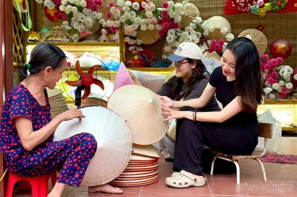 Phía ngoài cổng chợ, không gian trưng bày trở thành điểm dừng chân thu hút du khách. Tại đây, nghệ nhân trực tiếp trình diễn kỹ thuật thêu nón thủ công, đồng thời hướng dẫn khách tham quan trải nghiệm quy trình làm nón và lựa chọn những sản phẩm cách tân làm quà lưu niệm. Bạn Minh Huyền (21 tuổi, Đội Cấn, Hà Nội) chia sẻ: “Trải nghiệm thực tế này khiến mình thấy rất vui vì được kết nối với nghề truyền thống, mình sẽ giới thiệu cho bạn bè để họ có thể có trải nghiệm đáng nhớ cũng như hiểu biết thêm về di sản văn hóa này”. clo_br_anh-8.jpg