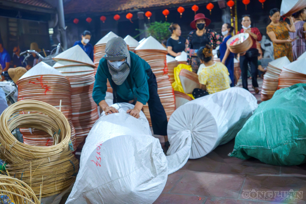 Trời tờ mờ sáng, người mua đã sở hữu cho mình những chồng nón chất lượng, đóng gói cẩn thận để đưa ra ngoại thành. Mỗi chiếc nón được bán với giá 40.000 tới 150.000 đồng, tùy vào chất lượng, số lượng của nón cũng như độ tỉ mỉ trong họa tiết, hoa văn. Còn bán buôn theo lô, tối thiểu 10 chiếc, giá sẽ “mềm” hơn từ 20.000 đồng một chiếc tùy mũi khâu. clo_br_anh-7.jpg