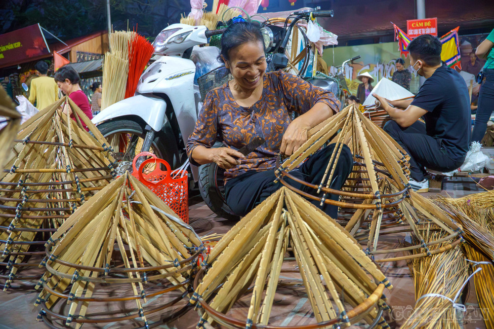 Chợ là nơi cung cấp đầy đủ các nguyên liệu làm nón như: Lạt tre, vành nón, những tệp cước và sợi chỉ màu thêu hoa văn,... clo_br_anh-22.jpg
