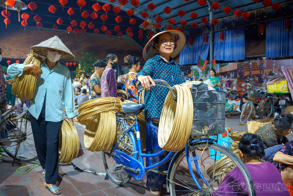 Những chuyến xe thồ chất đầy hàng hóa đổ về sân đình, đan xen cùng bóng dáng người dân đạp xe đi mua nguyên liệu. Nhịp sống giao thương mộc mạc ấy như tái hiện trọn vẹn sức sống bền bỉ của làng nghề hơn 300 năm tuổi. clo_br_anh-61.jpg