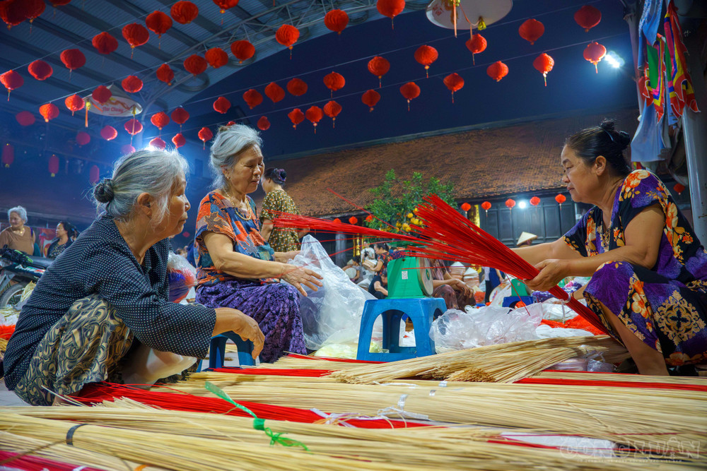 Những sạp hàng bày bán nguyên liệu đan xen tạo nên một bức tranh lao động đa dạng. clo_br_anh-21.jpg