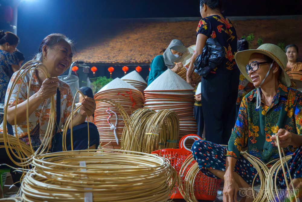 Dưới mái đình cổ, bầu không khí buôn bán vui vẻ luôn được duy trì, người dân vừa tư vấn vừa bán sản phẩm, vừa chia sẻ những câu chuyện đời thường. clo_br_anh-5.jpg