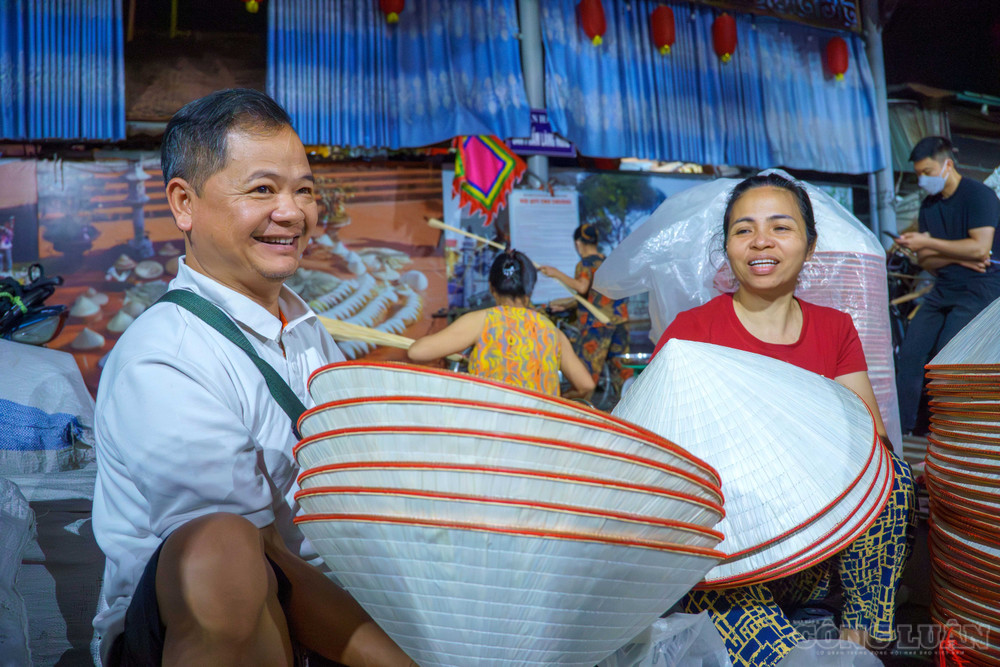 Theo nghệ nhân Lê Văn Tuy, chiếc nón không đơn thuần là vật dụng che nắng mưa, hay mang lại nguồn thu nhập cho người dân mà còn là tinh hoa được kết tinh từ đôi bàn tay chai sạn và lòng kiên trì của người dân làng Chuông qua bao thế hệ, “nên dù thị trường có thay đổi, chúng tôi vẫn giữ gìn bản sắc trong từng lớp lá, vành tre”. clo_br_anh-4.jpg