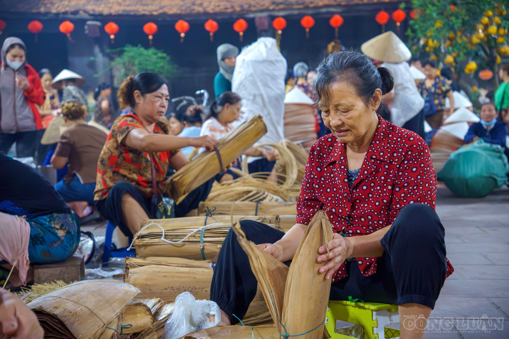Để có được chiếc nón đẹp, khâu chọn lá là quan trọng nhất, người mua phải là người đã có kinh nghiệm trong lao động sản xuất nón lá “lá phải dền, gân lá nhỏ và không bị nát”, bà Nguyễn Hoa, một tiểu thương tại chợ chia sẻ. clo_br_anh-3.jpg