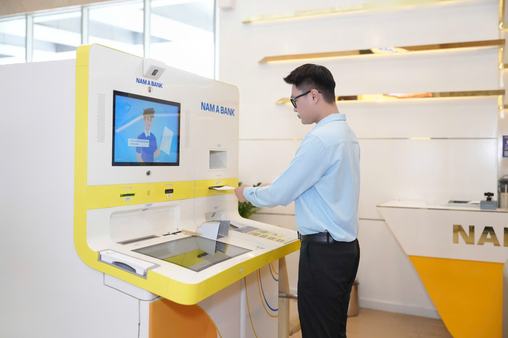 Khách hàng giao dịch tại Điểm giao dịch số OneBank. kh-giao-dich-onebank.jpg