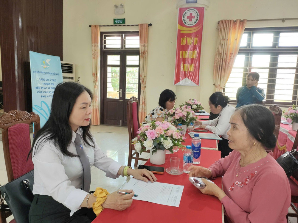 Hội viên phụ nữ được hướng dẫn tiết kiệm năng lượng. gioi-thieu.jpg