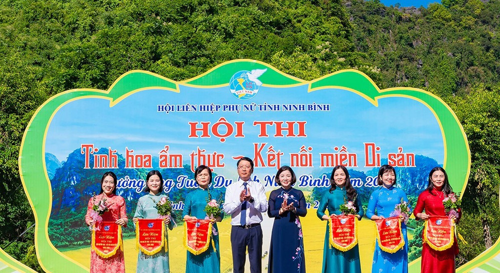 Phó Chủ tịch Thường trực UBND tỉnh Ninh Bình Trần Song Tùng trao cờ lưu niệm cho các đội tham gia. Ảnh: BNB nin.jpg