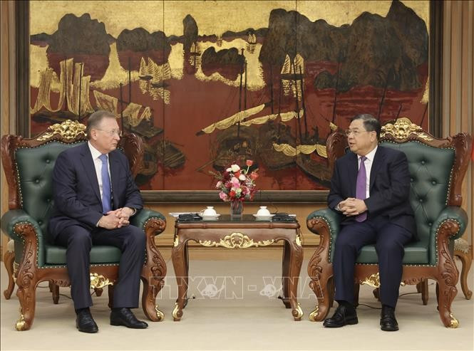 Phó Thủ tướng Thường trực đề nghị không chỉ trong lĩnh vực dầu khí, Tập đoàn quan tâm thúc đẩy hợp tác ở các lĩnh vực hai bên cùng có thế mạnh. Ảnh: TTXVN