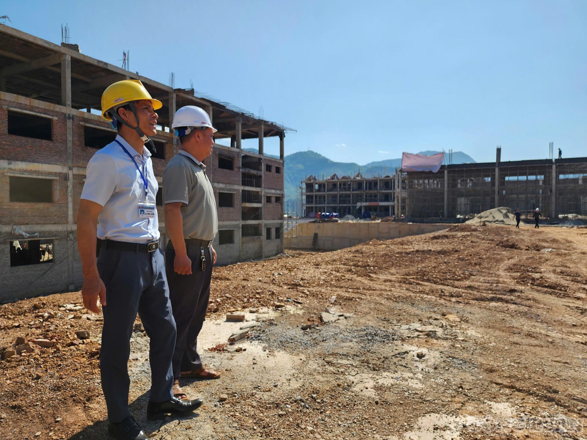 Thầy La Văn Liêm, Hiệu trưởng nhà trường, trao đổi về điều kiện học tập của học sinh vùng biên A Mú Sung. clo_br_z7869125929113-b2ba5f588a70f59af4b890ea4d1ccb19.jpg