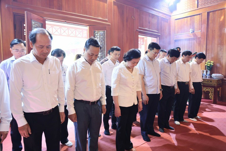 Phó Thủ tướng Phạm Thị Thanh Trà cùng đoàn công tác bày tỏ lòng tri ân sâu sắc đối với thế hệ cha anh đã cống hiến, hy sinh cho Tổ quốc - Ảnh: VGP