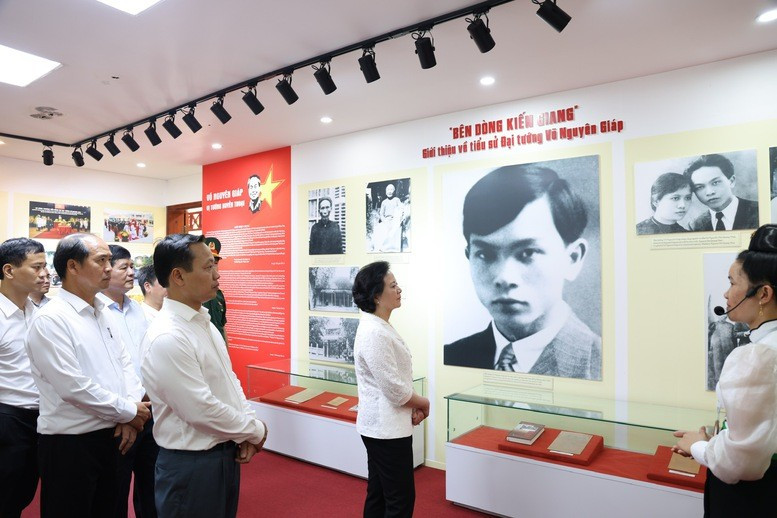 Phó Thủ tướng Phạm Thị Thanh Trà cùng đoàn công tác tham quan Khu di tích lịch sử Mường Phăng - Ảnh: VGP