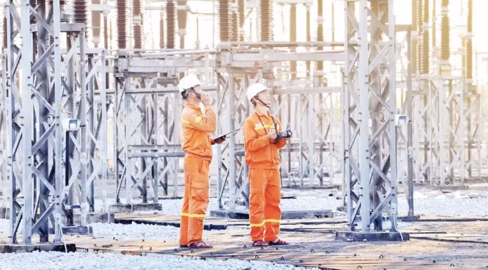 Cán bộ trực thực hiện kiểm tra soi phát nhiệt tại Trạm biến áp 500kV Thường Tín, Hà Nội. anh-man-hinh-2026-05-28-luc-141608.png