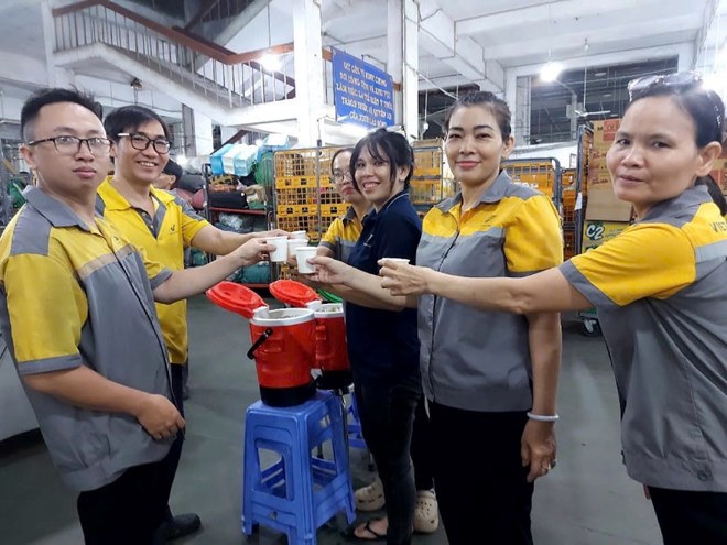 Công đoàn hỗ trợ gần 1,2 tỉ đồng chăm lo người lao động mùa nắng nóng