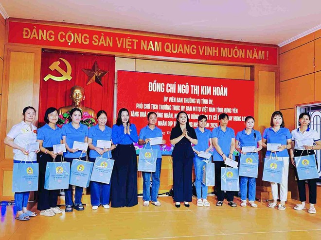 Công đoàn Hưng Yên trao quà tới 50 công nhân lao động May Hưng Long II