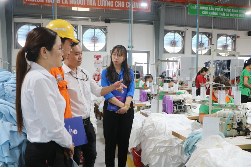 Nhân viên ngành điện tăng cường tuyên truyền, vận động thực hiện sử dụng điện an toàn, tiết kiệm đến người dân, doanh nghiệp. Ảnh: EVNSPC.