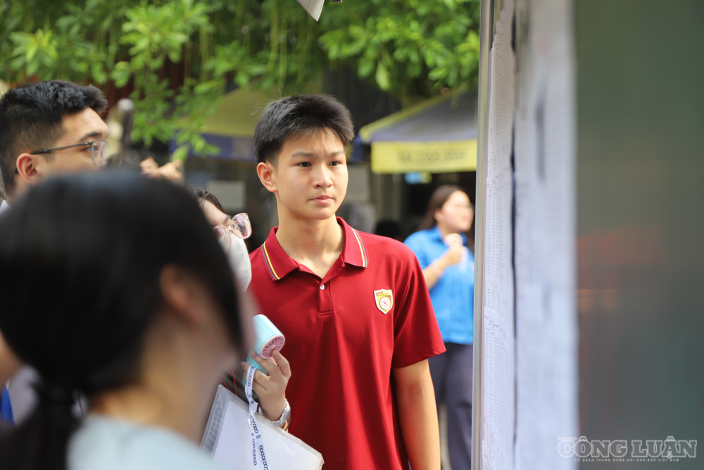 Thí sinh xem sơ đồ phòng thi tại điểm thi THPT Cầu Giấy. clo_br_img-2070.jpg