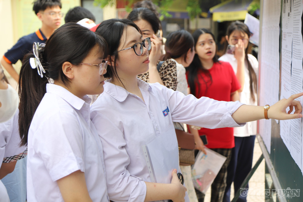 Quỳnh Anh và Ngọc Ánh xem số báo danh và phòng thi. clo_br_img-2137.jpg