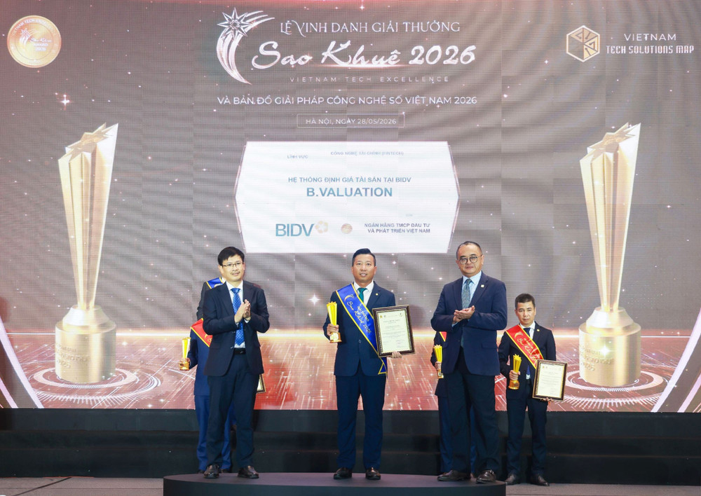 Đại diện Lãnh đạo Trung tâm Định giá tài sản kiêm Lãnh đạo Ban QLDA Xây dựng phần mềm Hệ thống định giá tài sản tại BIDV lên nhận giải thưởng Sao Khuê 2026 với sản phẩm B.Valuation anh-04.jpg