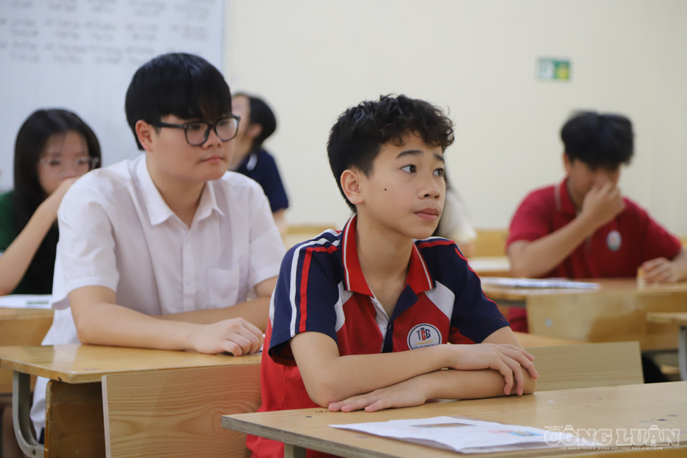 Học sinh lắng nghe hướng dẫn xử lý các tình huống phát sinh trong phòng thi. clo_br_img-2204.jpg