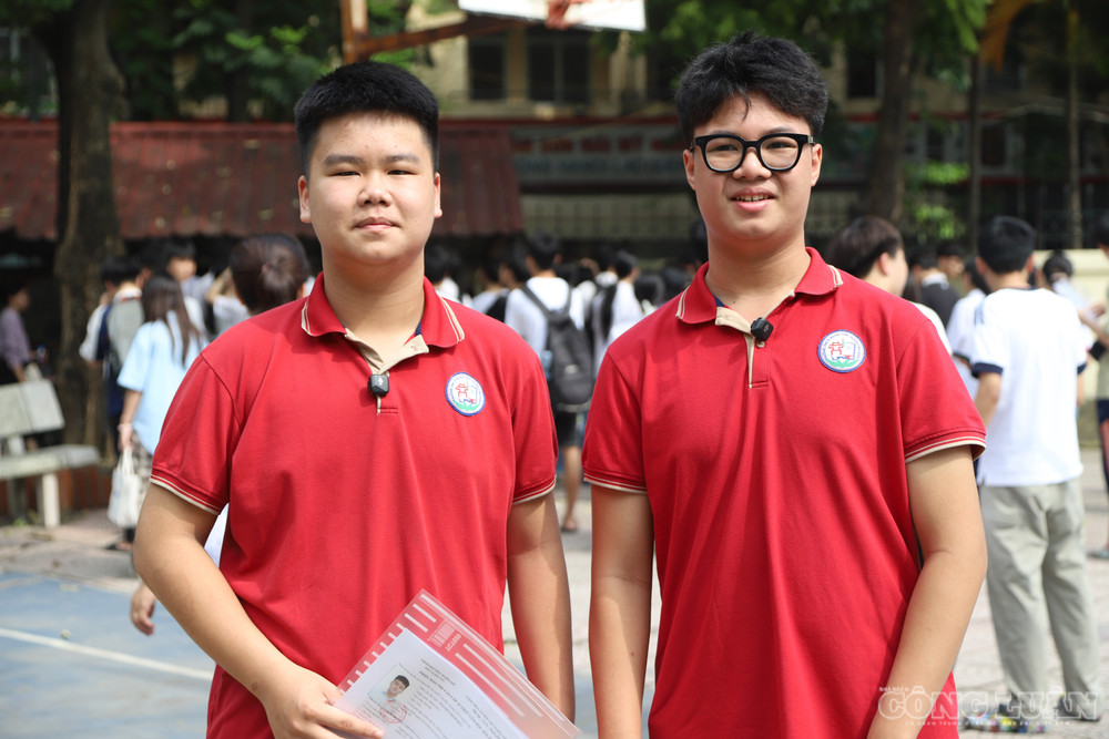 Minh Đức và Tuấn Dũng tại điểm thi Trường THPT Cầu Giấy. clo_br_img-2146.jpg