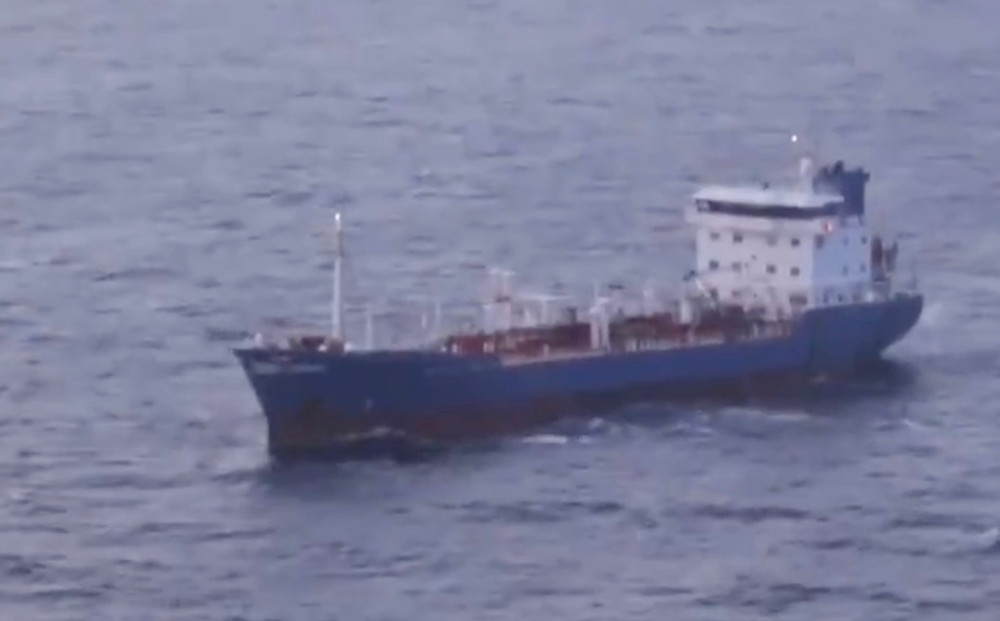 Mỹ chặn tàu chở dầu treo cờ Iran bị nghi tìm cách phá vòng phong tỏa hôm 20/5. Ảnh chụp màn hình. screenshot-2026-05-21-at-100402.jpg