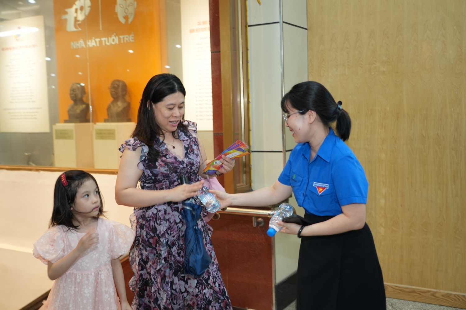 Đoàn Thanh niên Bộ máy QL&ĐH Petrovietnam phát nước cho cán bộ, con em đến xem kịch Đoàn Thanh niên Bộ máy QL&ĐH Petrovietnam phát nước cho cán bộ, con em đến xem kịch