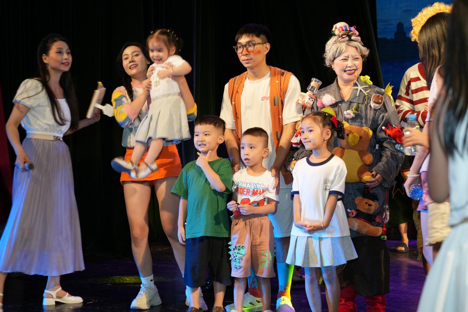 Các em thiếu nhi giao lưu cùng các nghệ sĩ trên sân khấu Các em thiếu nhi giao lưu cùng các nghệ sĩ trên sân khấu