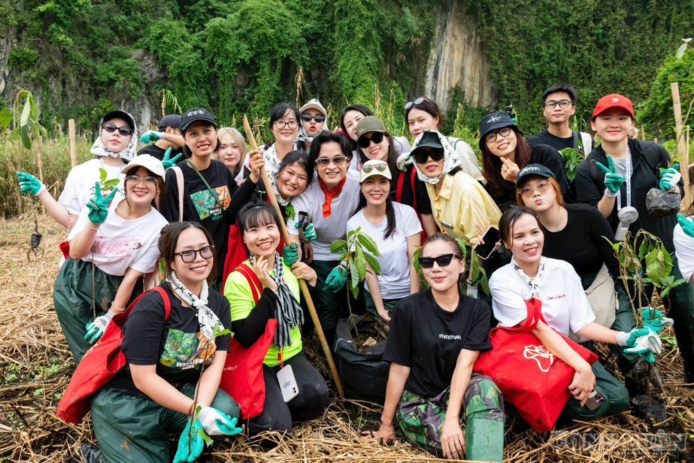 Chương trình có sự tham gia đông đảo của các nghệ sĩ và khán giả. clo_br_img-1972.jpg