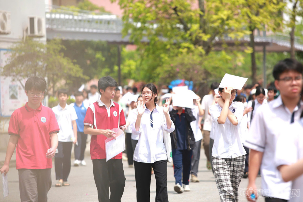 Sau khi kết thúc kỳ thi tuyển sinh lớp 10 THPT công lập, hôm nay (1/6), những thí sinh đăng ký dự thi vào các trường chuyên tiếp tục bài làm thi môn chuyên. Ảnh: Quang Hùng clo_br_z7884168067066-80d0480a1c4026fa902b40592780273c.jpg