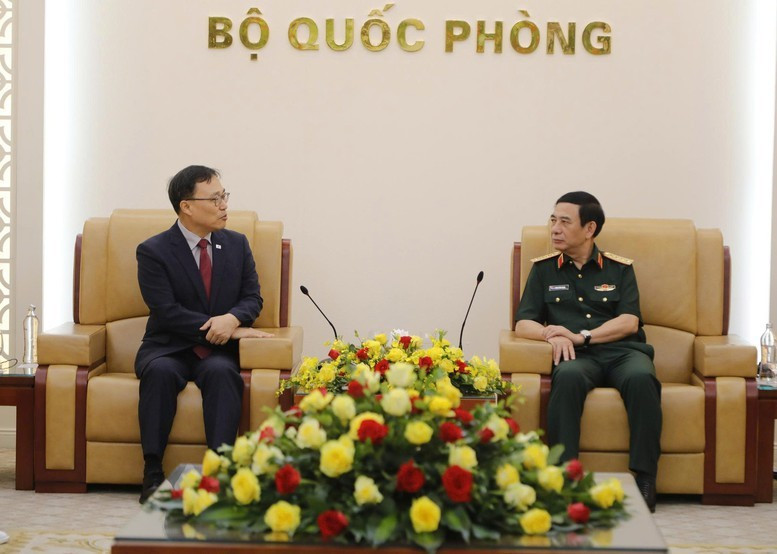 Phó Thủ tướng, Bộ trưởng Bộ Quốc phòng Phan Văn Giang tiếp Đại sứ Hàn Quốc tại Việt Nam Choi Young Sam - Ảnh: VGP