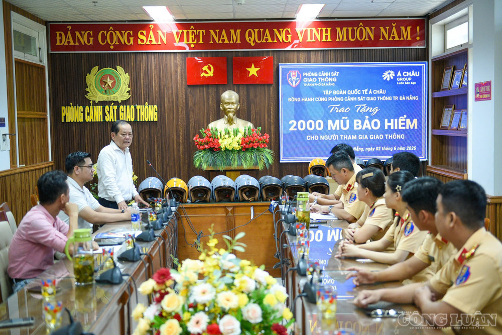 Đại diện Tập đoàn Quốc tế Á Châu phát biểu tại Lễ trao tặng 2.000 mũ bảo hiểm đạt chuẩn cho Phòng Cảnh sát giao thông Công an TP Đà Nẵng. Ảnh: Thanh Hải clo_br_gt3.jpg