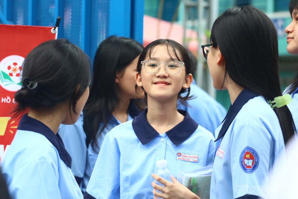 Buổi thi môn Toán lớp 10 tại TP HCM sáng 2/6 không ghi nhận sự cố về đề thi. Có 639 thí sinh vắng mặt và 3 thí sinh gặp vấn đề sức khỏe. clo_br_img-3659.jpg