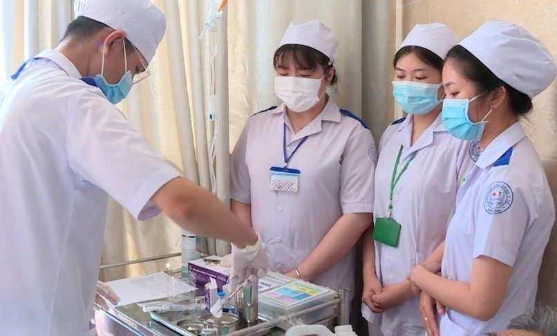 Nhân viên y tế làm việc. Ảnh: Hà Anh Chiến nhan-vien-y-te.jpg