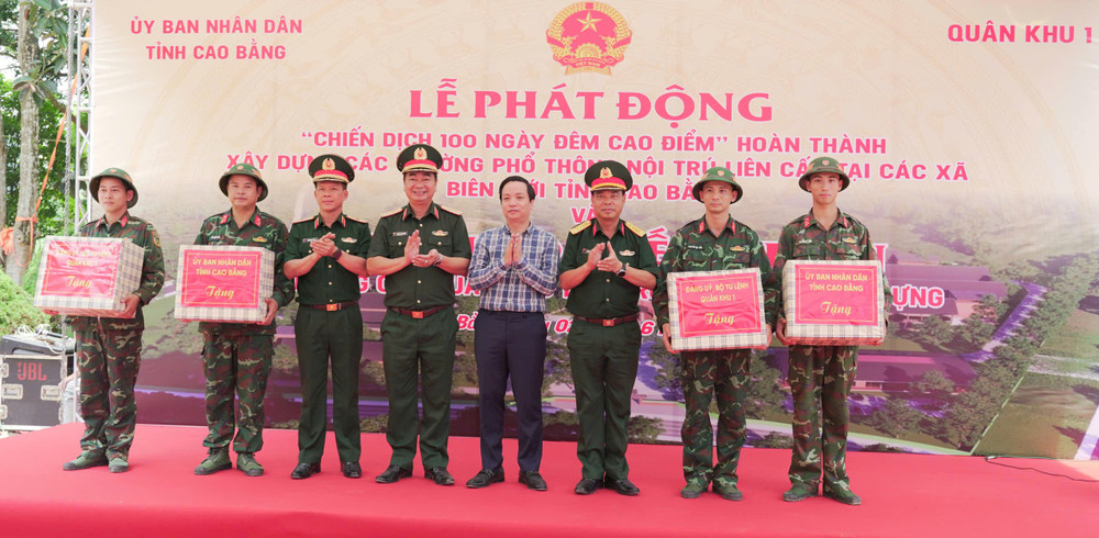 Đảng ủy, Bộ Tư lệnh Quân khu 1 và UBND tỉnh tặng quà lực lượng quân đội hỗ trợ xây dựng các trường phổ thông nội trú liên cấp tại các xã biên giới tỉnh Cao Bằng (ảnh Báo CB). Đảng ủy, Bộ Tư lệnh Quân khu 1 và UBND tỉnh tặng quà lực lượng quân đội hỗ trợ xây dựng các trường phổ thông nội trú liên cấp tại các xã biên giới tỉnh Cao Bằng (ảnh Báo CB).