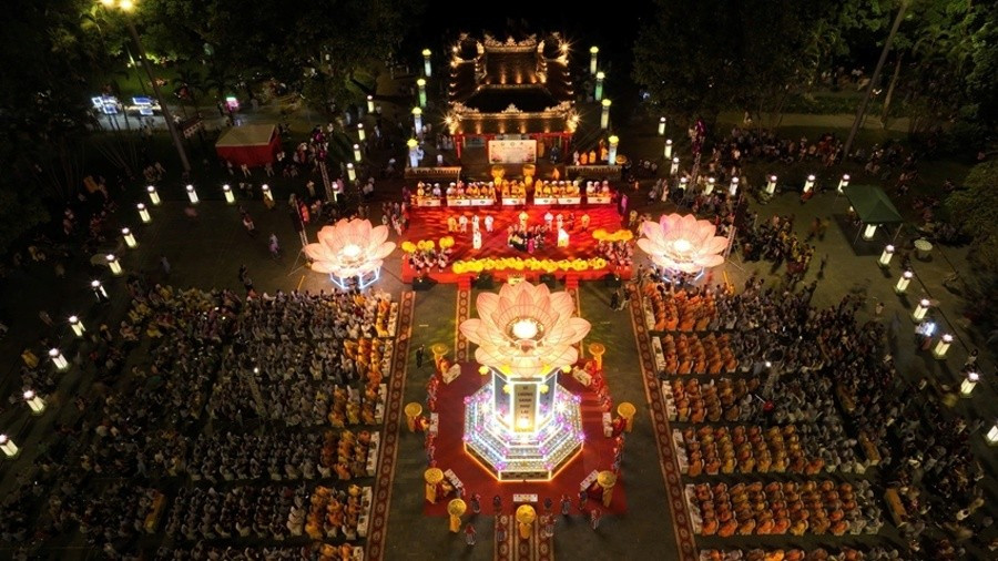 Lễ hội hoa đăng là một hoạt động ý nghĩa góp thêm sắc màu cho Festival Huế. Ảnh: HNN 1hdang2.jpg