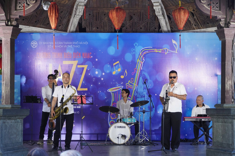 Nghệ sĩ Quyền Thiện Đắc cùng các nghệ sĩ Bình Minh Jazz Club đã để lại nhiều dư âm trong lòng khán giả. Ảnh: Sở Văn hóa và Thể thao Hà Nội z7913203799221-5110472485af411f69da5f3597e241a7.jpg