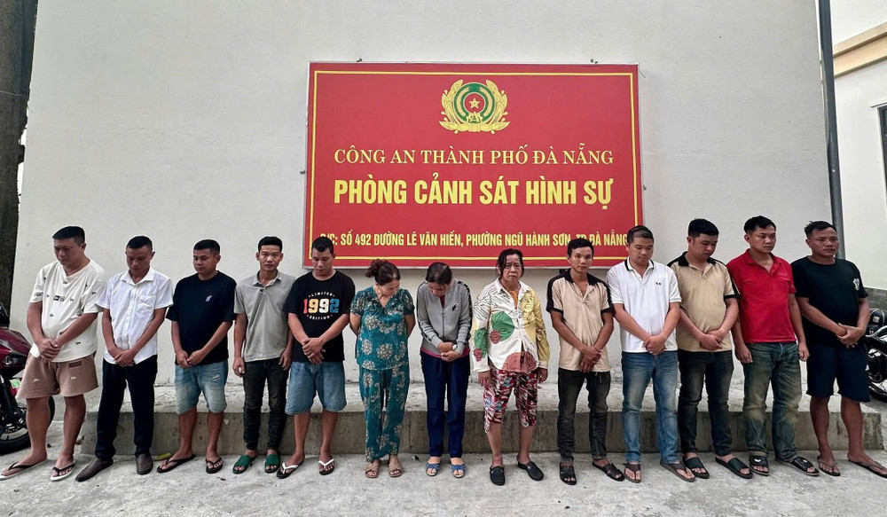 Các đối tượng tại cơ quan công an - Ảnh: Công an TP Đà Nẵng. 1000052438.jpg