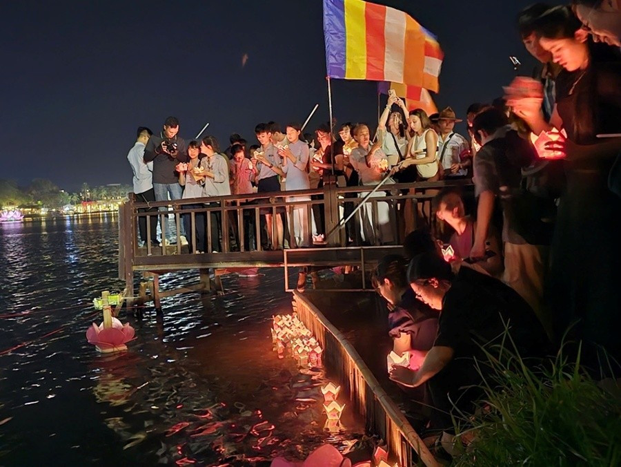 Người dân thả hoa đăng trên sông Hương cầu nguyện quốc thái dân an, thế giới hòa bình, chúng sanh an lạc. Ảnh: HNN 1hdang1.jpg