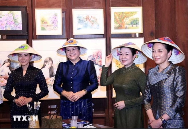 Phu nhân Thủ tướng Lê Minh Hưng cùng 3 Phu nhân thăm Văn Miếu - Quốc Tử Giám