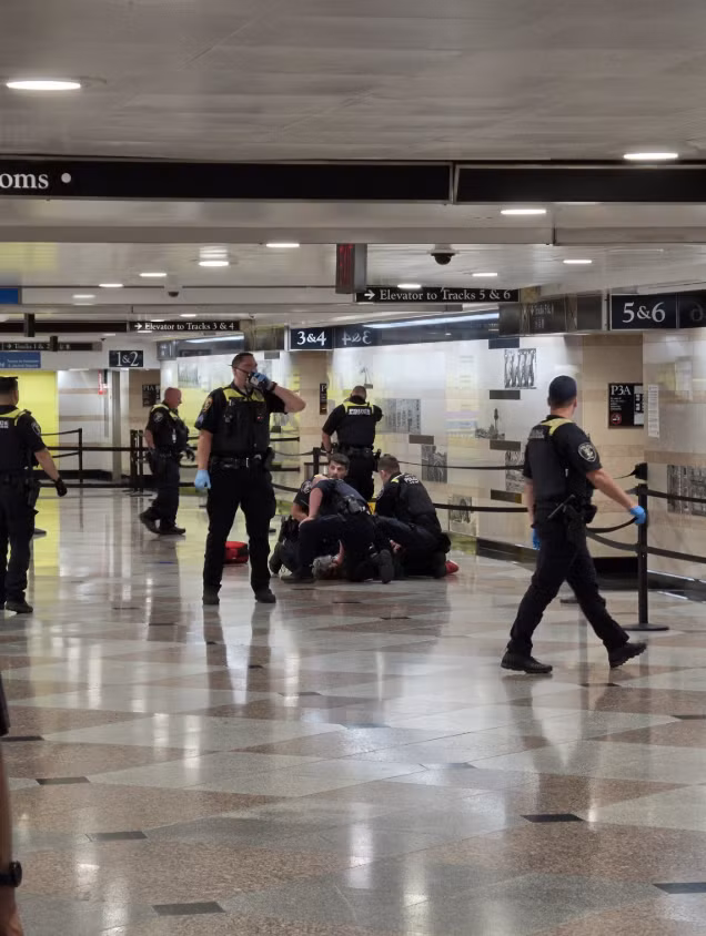 Nghi phạm bị bắt giữ sau vụ tấn công bằng dao tại ga Penn Station ở thành phố New York. Ảnh: X anh-chup-man-hinh-2026-06-08-103251.png