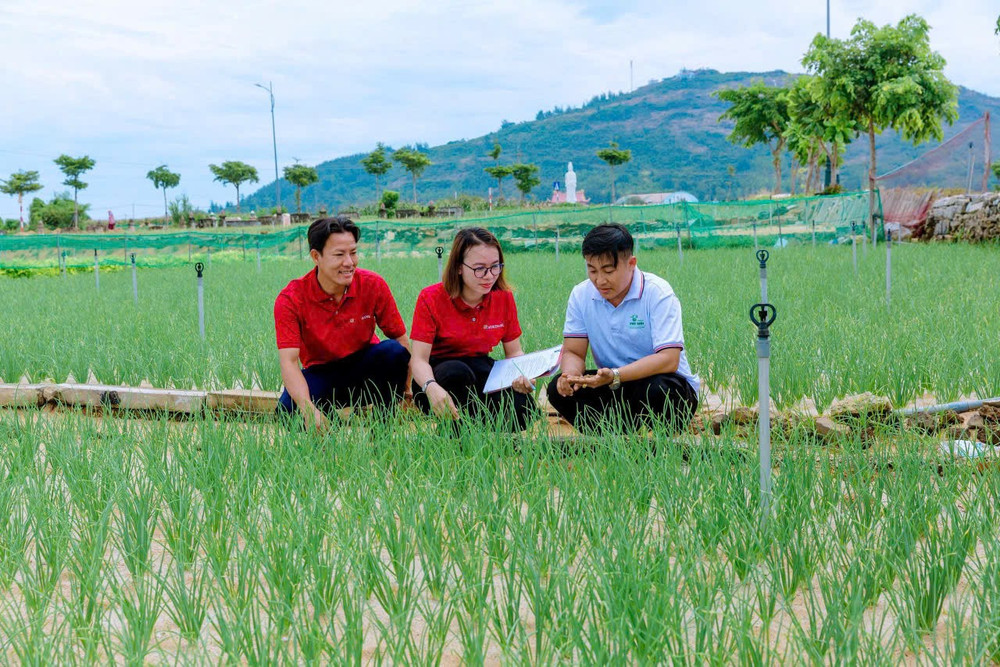 Cán bộ Agribank tư vấn sản phẩm, dịch vụ ngân hàng tới khách hàng, góp phần lan tỏa hình ảnh ngân hàng phục vụ, gần dân, sát nhu cầu thực tiễn 03.jpg