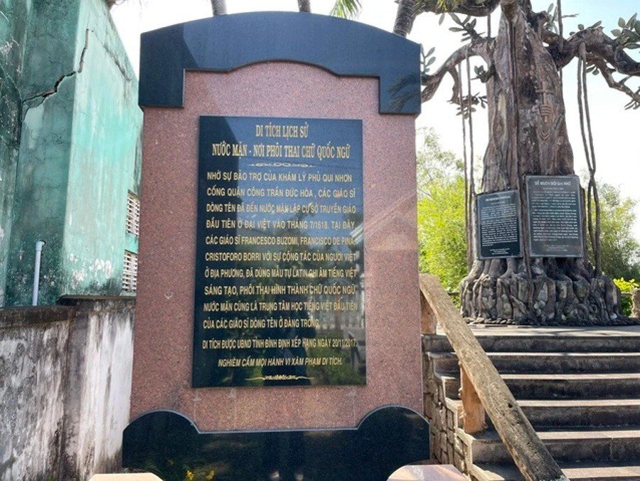 Tấm bia tại Di tích lịch sử Nước Mặn, nêu rõ đây là nơi phôi thai hình thành chữ Quốc ngữ. Ảnh: TNO 1gn.jpg
