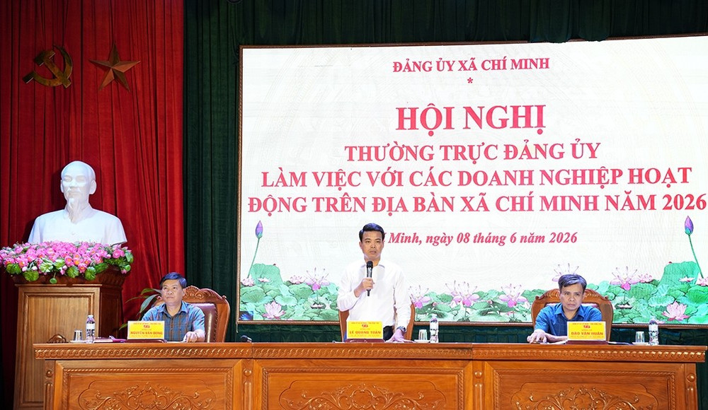 Thường trực Đảng ủy xã Chí Minh làm việc với các doanh nghiệp đang hoạt động trên địa bàn nhằm lắng nghe những khó khăn, vướng mắc, kiến nghị, đề xuất của doanh nghiệp, qua đó kịp thời tháo gỡ, cam kết đồng hành cùng doanh nghiệp. (Ảnh: Báo Hưng Yên) xa-chi-minh.jpg