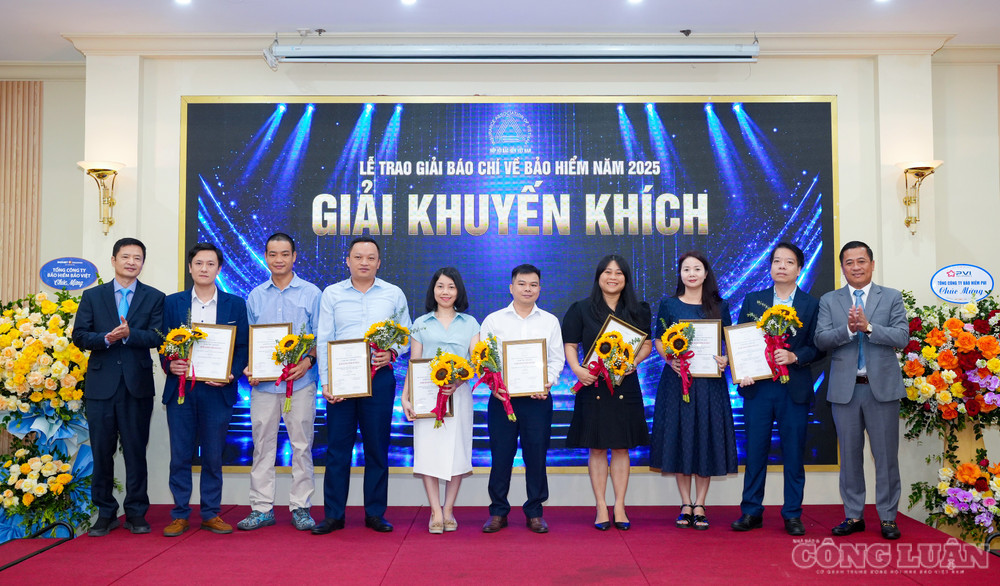 Các tác giả, nhóm tác giả nhận Giải Khuyến khích tại Giải Báo chí về Bảo hiểm năm 2025. clo_br_lanh-a-ao-hia-p-ha-i-bao-hia-m-via-t-nam-trao-giai-cho-cac-tac-gia-a-at-giai-kk.jpg