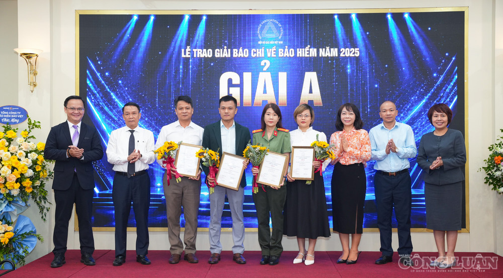 Các tác giả nhận Giải A tại Lễ trao Giải Báo chí về Bảo hiểm năm 2025. clo_br_lanh-a-ao-c-quan-cha-a-ao-va-quan-la-bc-cac-quan-la-giam-sat-bao-hia-m-trao-giai-cho-cac-tac-gia-a-at-giai-a.jpg