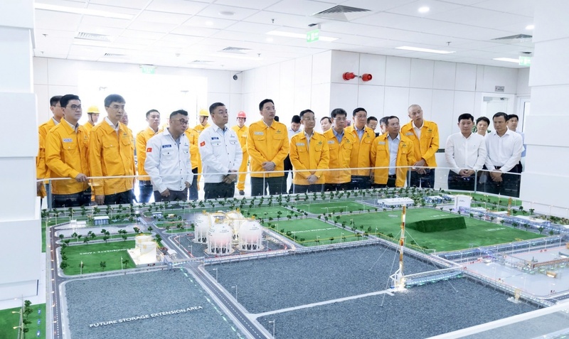 Tổng Giám đốc Petrovietnam Lê Mạnh Cường và đoàn công tác của Petrovietnam tham quan mô hình Nhà máy Xử lý khí Cà Mau.