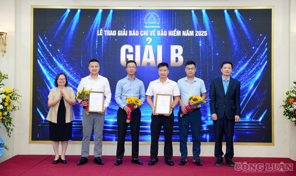 Các tác giả, nhóm tác giả nhận Giải B tại Giải Báo chí về Bảo hiểm năm 2025. clo_br_ba-nguya-n-tha-ba-ch-ay-vian-bch-hia-p-ha-i-bao-hia-m-via-t-nam-va-ang-pham-nga-c-sn-ta-ng-th-ka-iav-trao-gia-cho-cac-tac-gia-a-at-giai-b.jpg