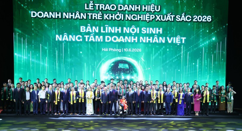 Phó Thủ tướng Nguyễn Văn Thắng và lãnh đạo các bộ, ngành, TP. Hải Phòng cùng các doanh nhân trẻ được tôn vinh - Ảnh: VGP