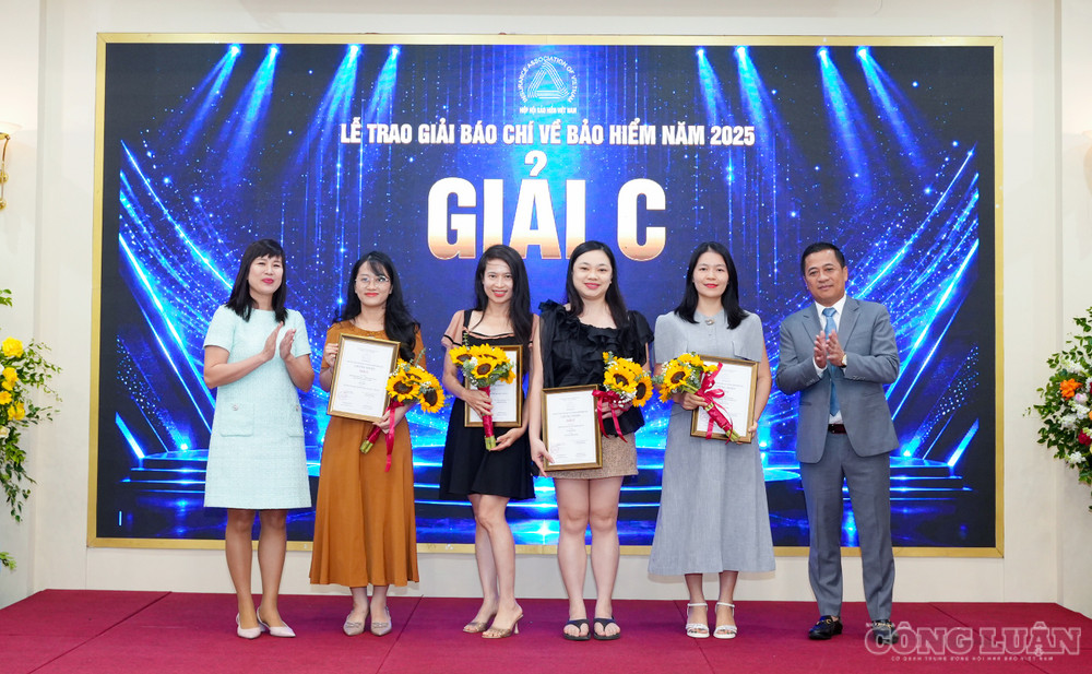 Vinh danh các tác giả, nhóm tác giả có tác phẩm đoạt Giải C tại Giải Báo chí về Bảo hiểm năm 2025. clo_br_ba-la-hng-ly-ay-vian-bch-hia-p-ha-i-bao-hia-m-via-t-nam-va-ang-nguya-n-phong-cam-pha-ta-ng-th-ka-iav-trao-giai-cho-cac-tac-gia-a-at-giai-c.jpg