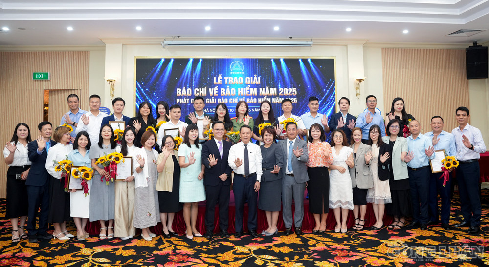 Đại biểu và tác giả chụp ảnh lưu niệm. clo_br_tap-the-2.jpg